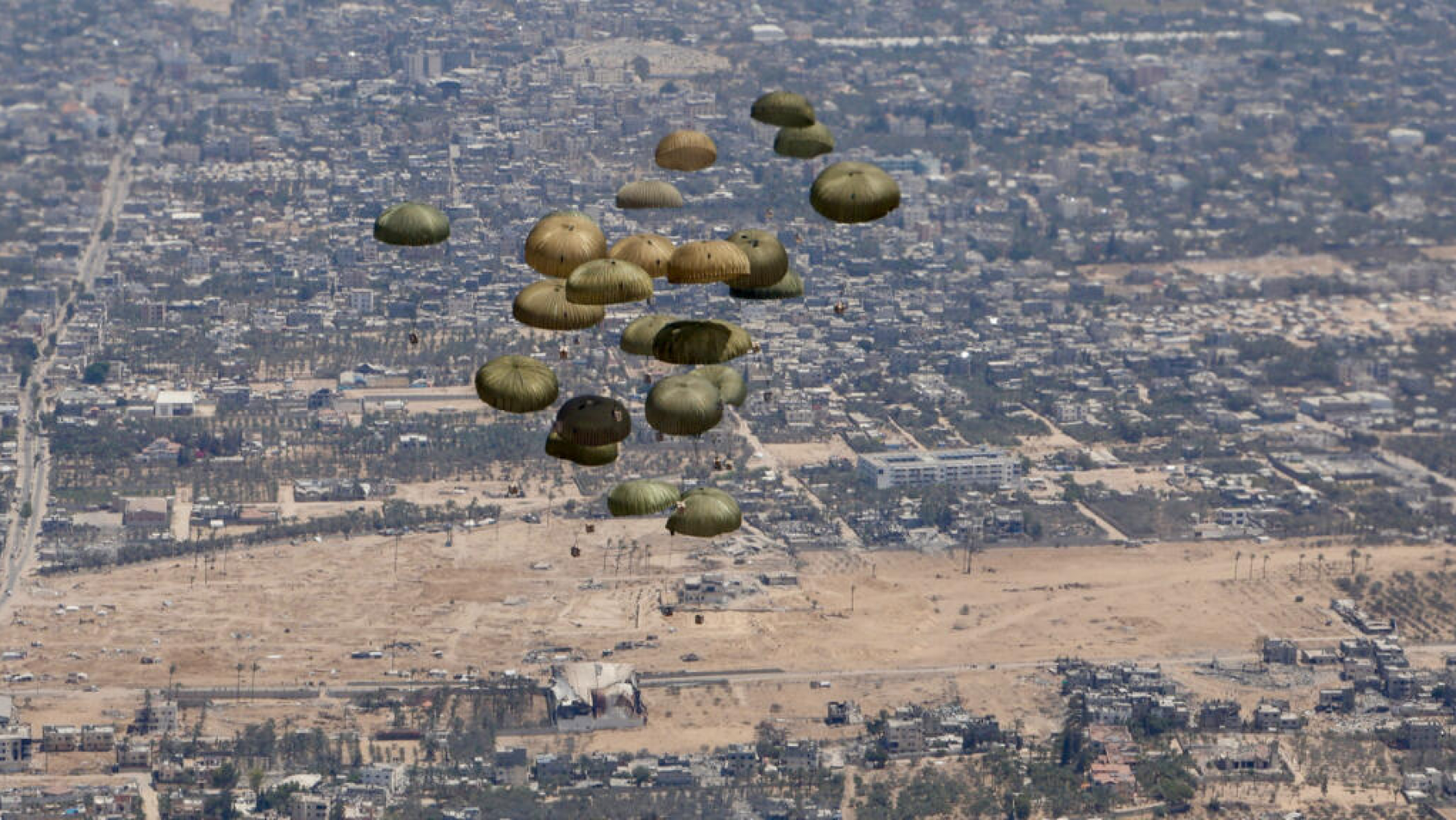 Debido a la hambruna en Gaza , cinco países lanzan paquetes con comida