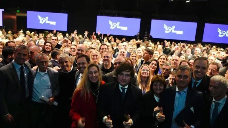 Javier Milei sale al rescate de la campaña bonaerense con un acto en La Plata