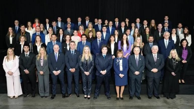 Javier Milei se retrata con sus candidatos nacionales en medio de la polémica por los audios de Spagnuolo