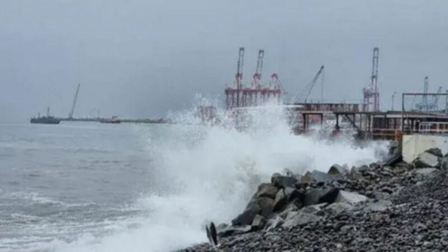 Fuertes marejadas obligan a cerrar 88 puertos en Perú y también en Chile