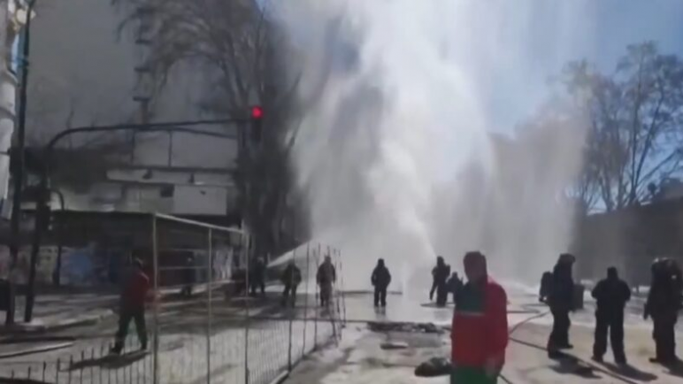 Operativo de Metro Gas por rotura de un caño frente al sanatorio Los Arcos