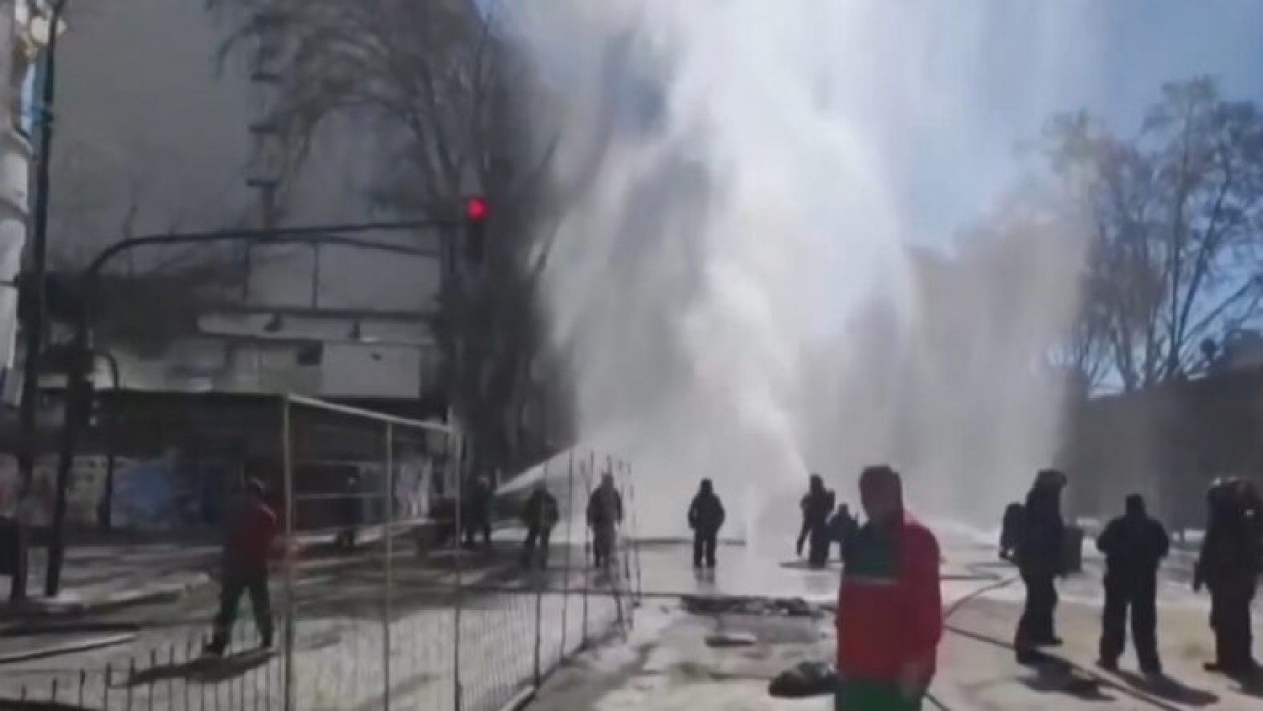 Operativo de Metro Gas por rotura de un caño frente al sanatorio Los Arcos