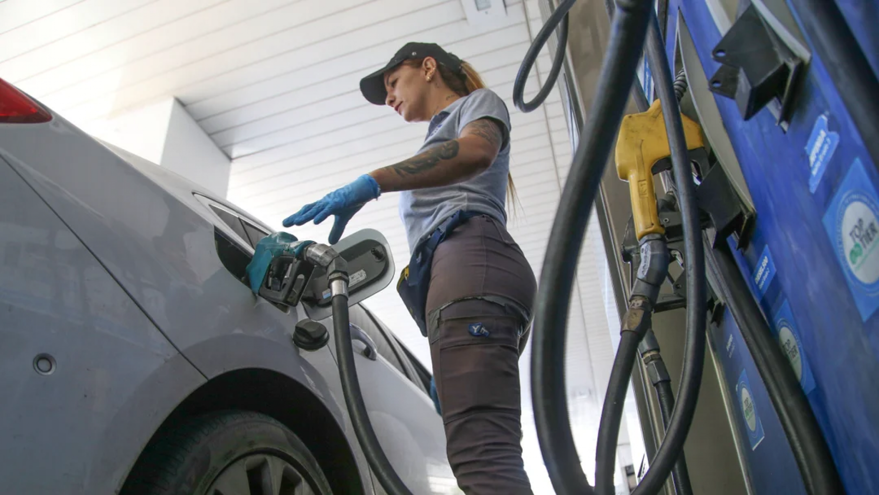 El impuesto a los combustibles se ajustará por inflación y se vienen nuevos aumentos de las naftas