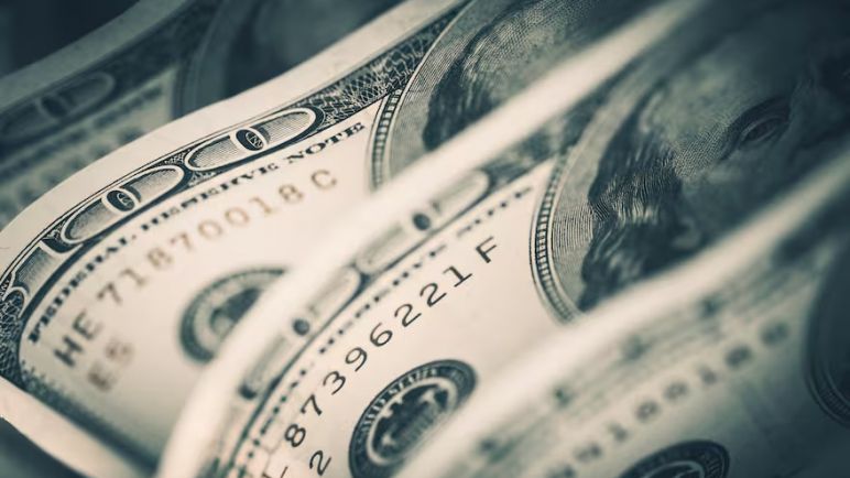 El dólar se dispara al techo de la banda y el riesgo país supera la barrera de los 1000 puntos