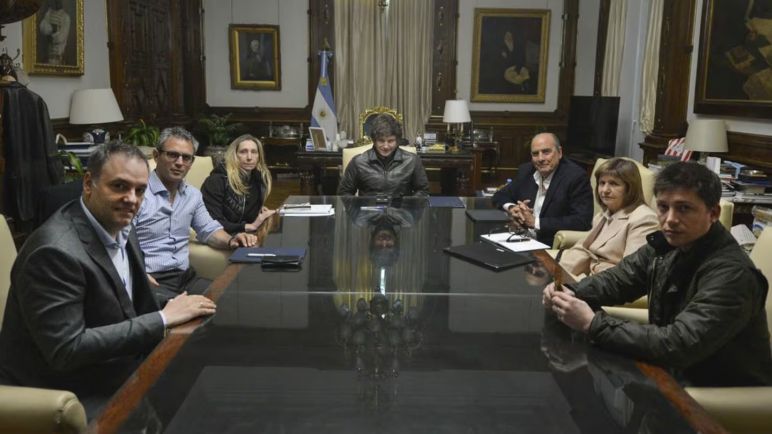 Milei encabeza reunión de mesa política para redefinir estrategia de campaña