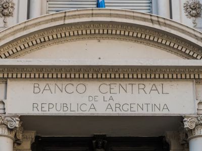 El dólar mayorista sigue en el techo de la banda cambiaria y el Banco Central profundiza la intervención