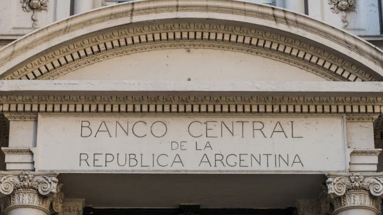 El dólar mayorista sigue en el techo de la banda cambiaria y el Banco Central profundiza la intervención