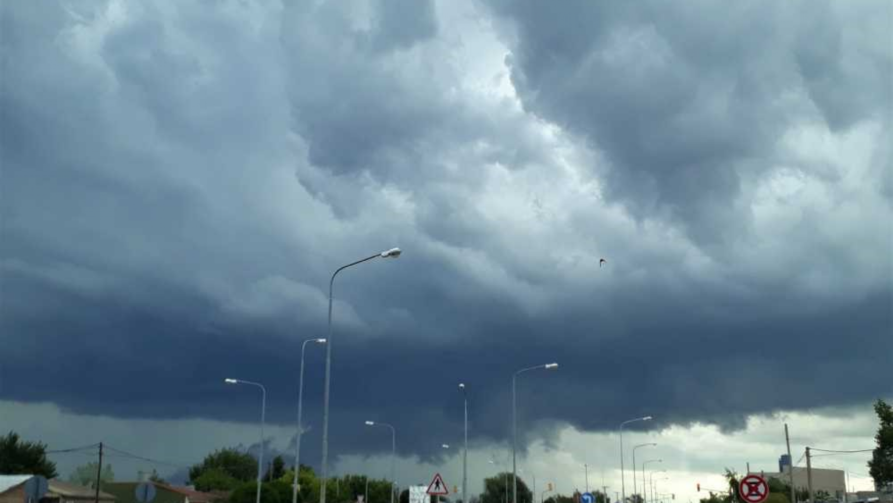 Importante caida de agua con vientos y granizo en Santa Rosa de La Pampa