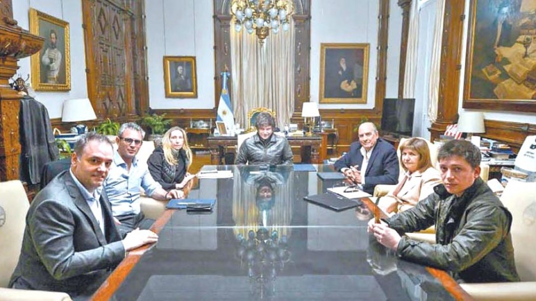 Reunion de Milei con la mesa politica  y convoca al gabinete para el dia de hoy