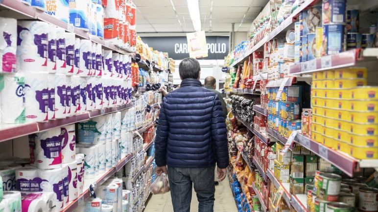 Estabilidad financiera con costo social: el Gobierno busca reactivar el consumo de cara a las elecciones