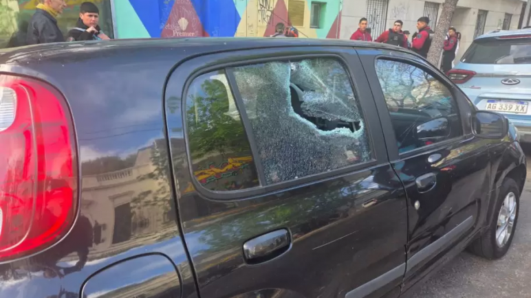 Una mujer con un palo rompio los vidrios de autos de periodistas estacionados en Palerm