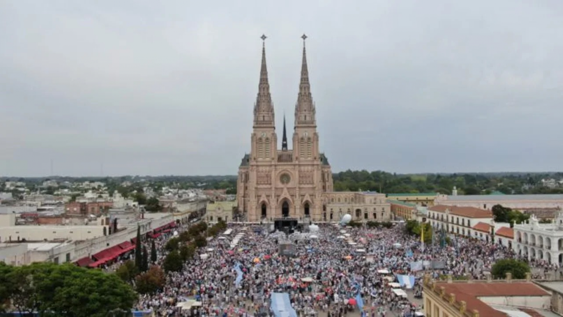 Pese a las malas condiciones climaticas, una multitud de fieles marcharon a Lujan