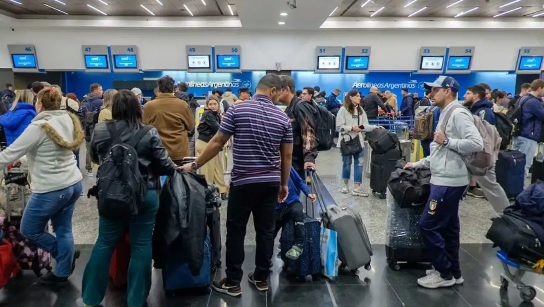 Medida de fuerza de pilotos de Aerolíneas Argentinas afectan a mas de 12.000 pasajeros