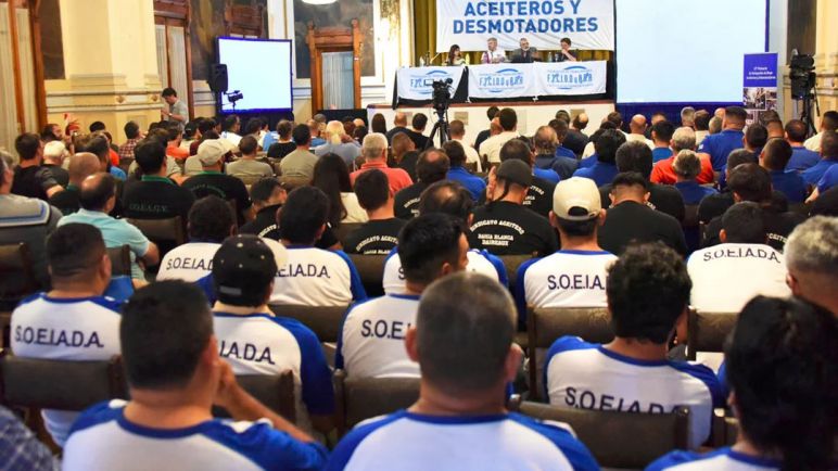 Aceiteros piden "no votar" a legisladores que impulsen una reforma laboral