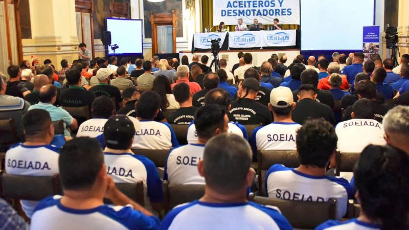 Aceiteros piden "no votar" a legisladores que impulsen una reforma laboral