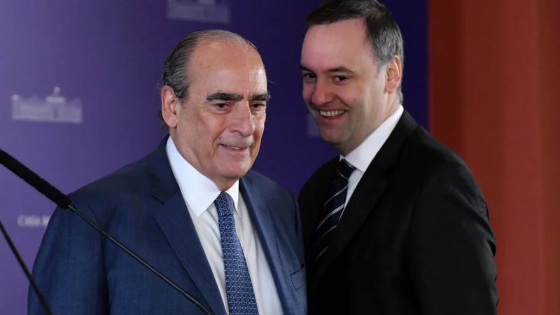 Adorni cruza a Mauricio Macri tras críticas a su nombramiento