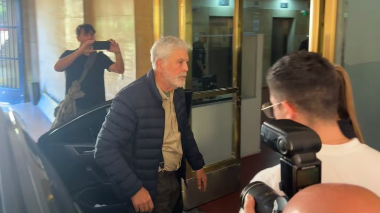 Julio De Vido se entregó en Comodoro Py y fue detenido tras la condena firme por la Tragedia de Once