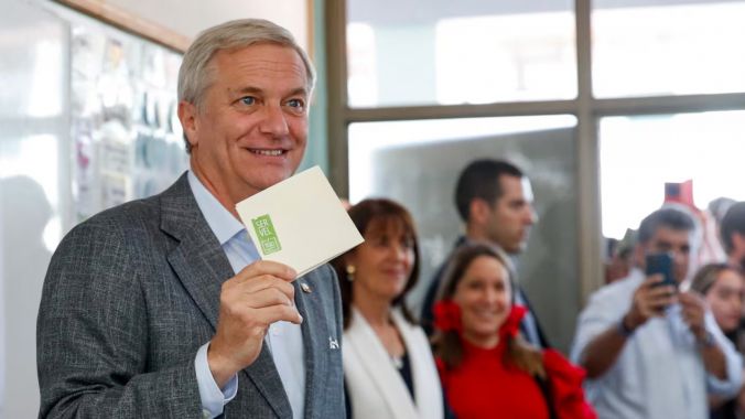 Balotaje en Chile: El país se polariza entre la comunista Jara y el ultraderechista Kast