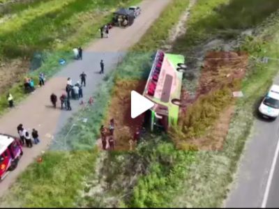 Tragedia en la Ruta 2: Micro con 56 pasajeros vuelca en Mar Chiquita con un saldo de dos muertos