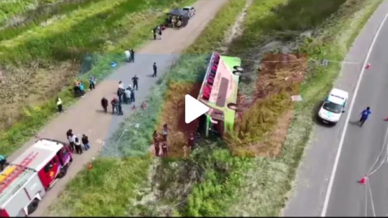 Tragedia en la Ruta 2: Micro con 56 pasajeros vuelca en Mar Chiquita con un saldo de dos muertos