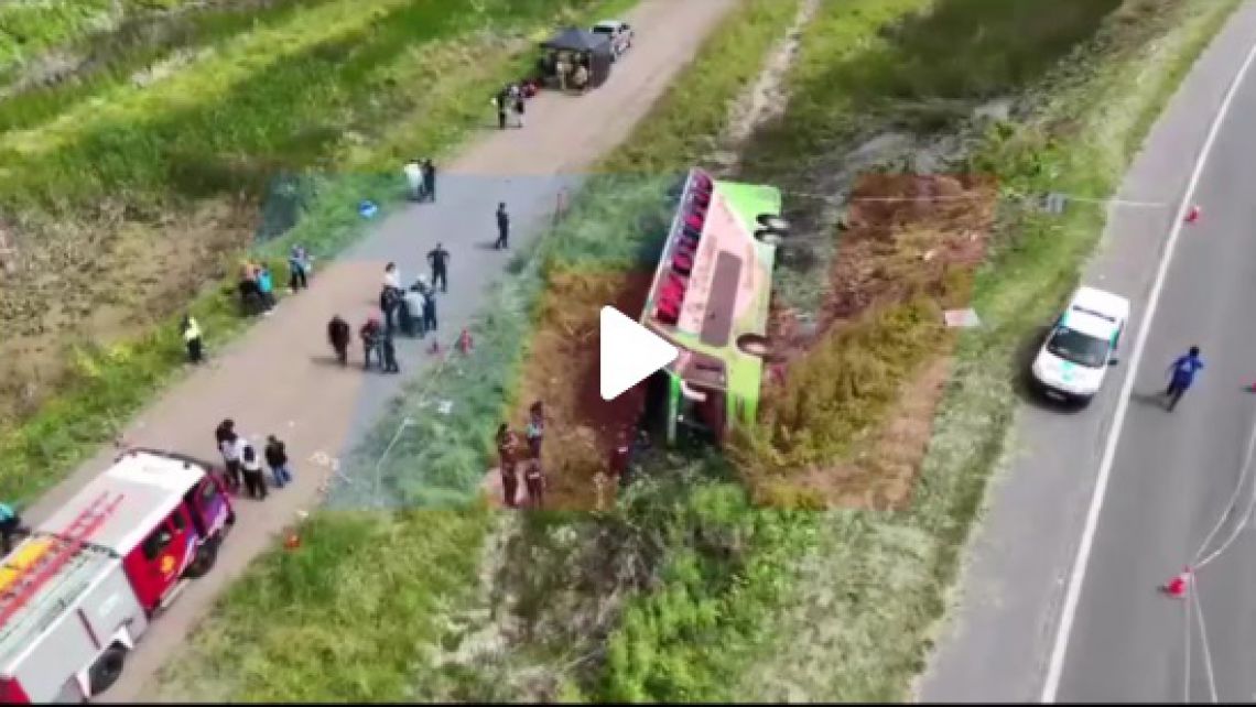 Tragedia en la Ruta 2: Micro con 56 pasajeros vuelca en Mar Chiquita con un saldo de dos muertos