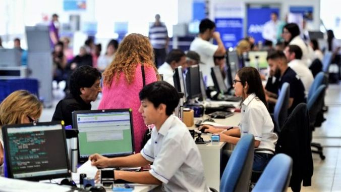 El Gobierno quiere recortar 10% los trabajadores estatales en 2026