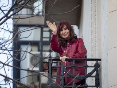 Cristina Kirchner: "La economía está en caída libre y los dólares se van del país"