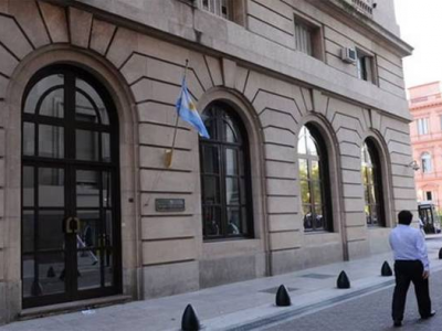 Gobierno avanza con un DNU para reforzar las facultades de la SIDE y desata críticas de la oposición