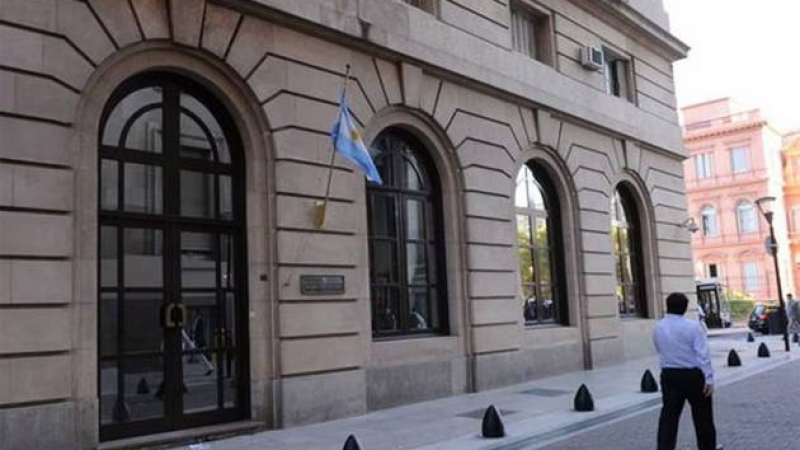 Gobierno avanza con un DNU para reforzar las facultades de la SIDE y desata críticas de la oposición