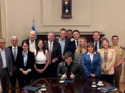 Polémica por aumento "vergonzante": Milei autorizó suba salarial para ministros sin detallar el monto