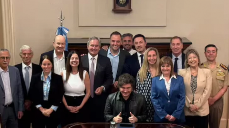 Polémica por aumento "vergonzante": Milei autorizó suba salarial para ministros sin detallar el monto