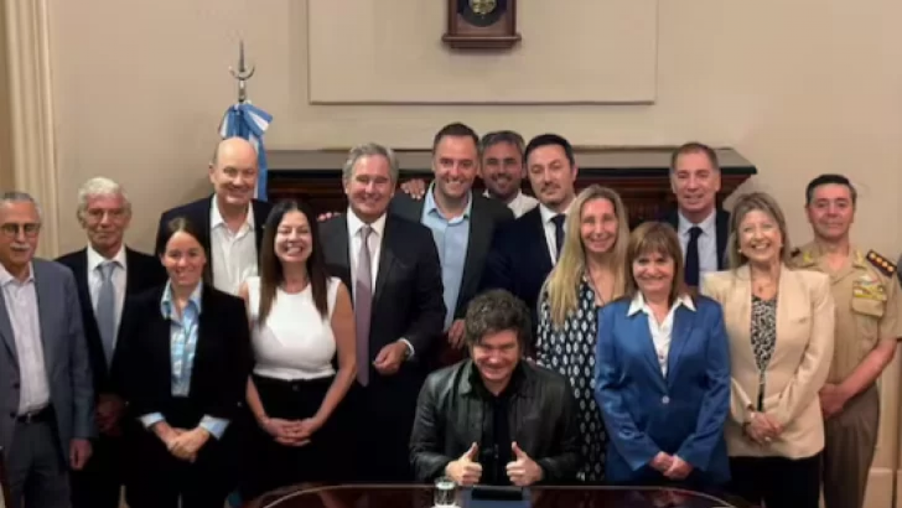 Polémica por aumento "vergonzante": Milei autorizó suba salarial para ministros sin detallar el monto