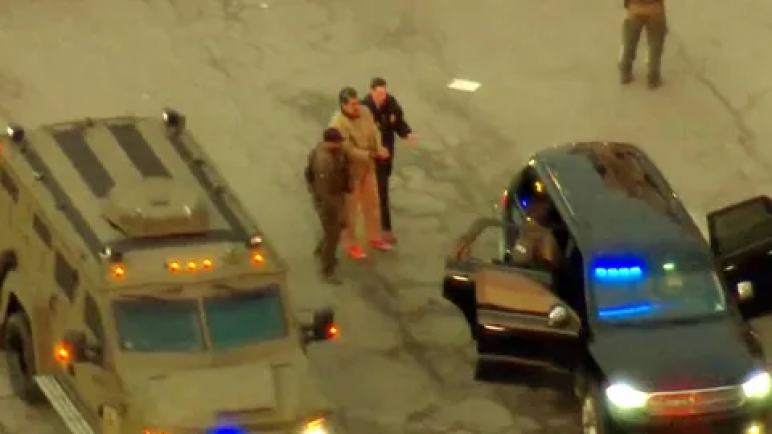 Maduro llega a tribunales de Nueva York vestido con uniforme carcelario y enfrenta su primera audiencia judicial en EE. UU.