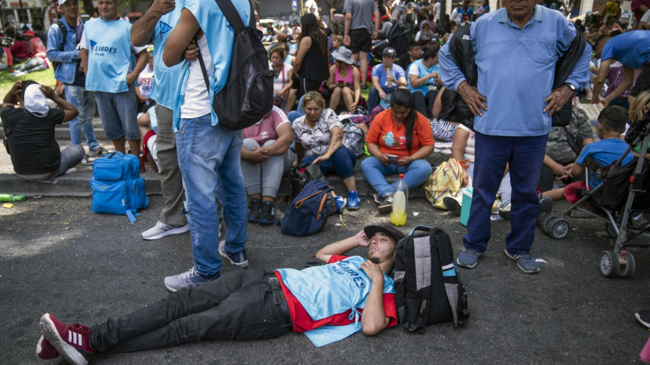 Milei ajustó salarios y jubilaciones y sostuvo la ayuda social