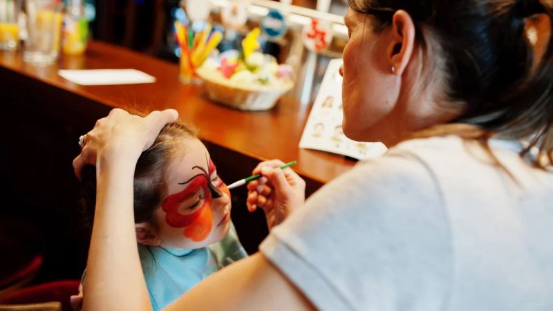 ANMAT prohibió sets de maquillaje y perfumes infantiles de "Hello Kitty", "Disney" y "Stitch"