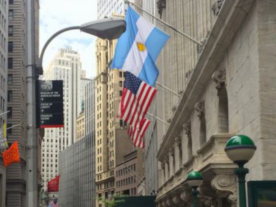 Golpe a los activos argentinos en Wall Street: acciones se hunden y el riesgo país vuelve a escalar