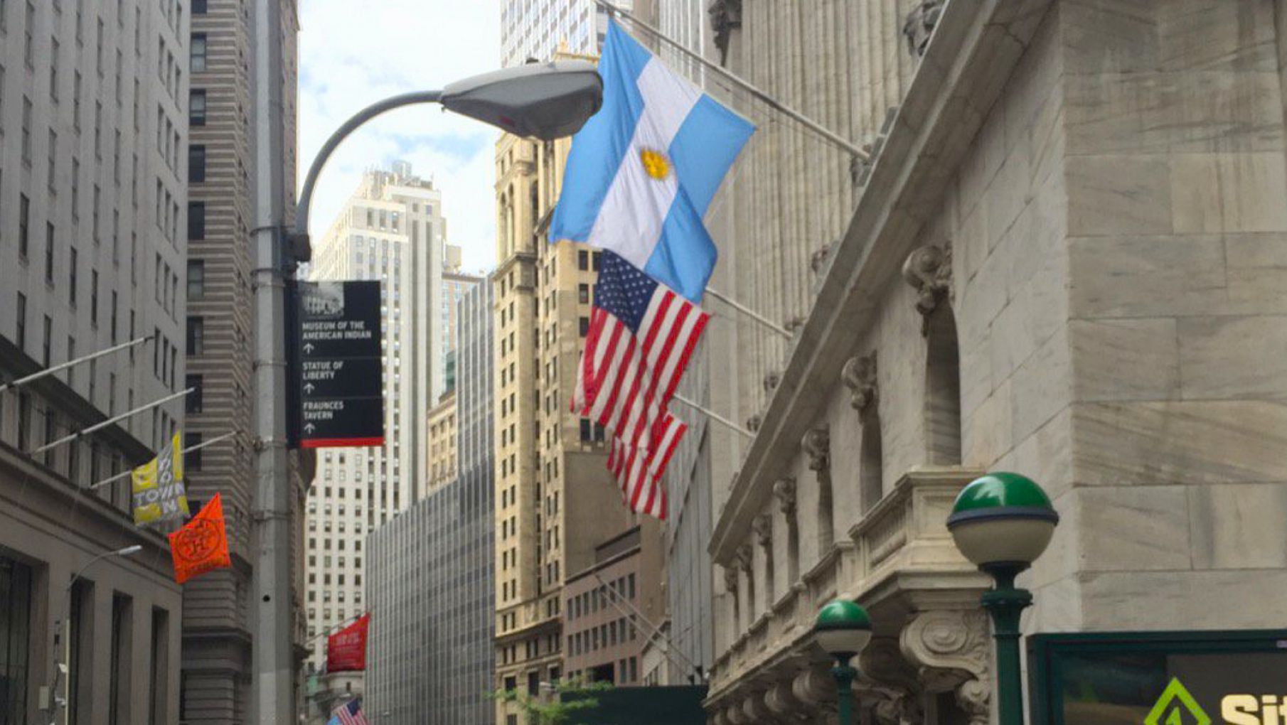 Golpe a los activos argentinos en Wall Street: acciones se hunden y el riesgo país vuelve a escalar