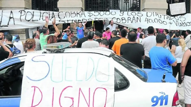 Se profundiza la protesta policial en Santa Fe y convocan a penitenciarios para reforzar la seguridad en Rosario