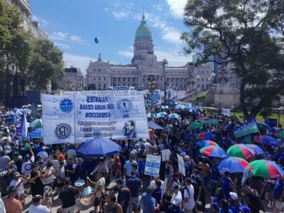 La CGT y las CTA marcharon contra la reforma laboral y hubo incidentes frente al Congreso