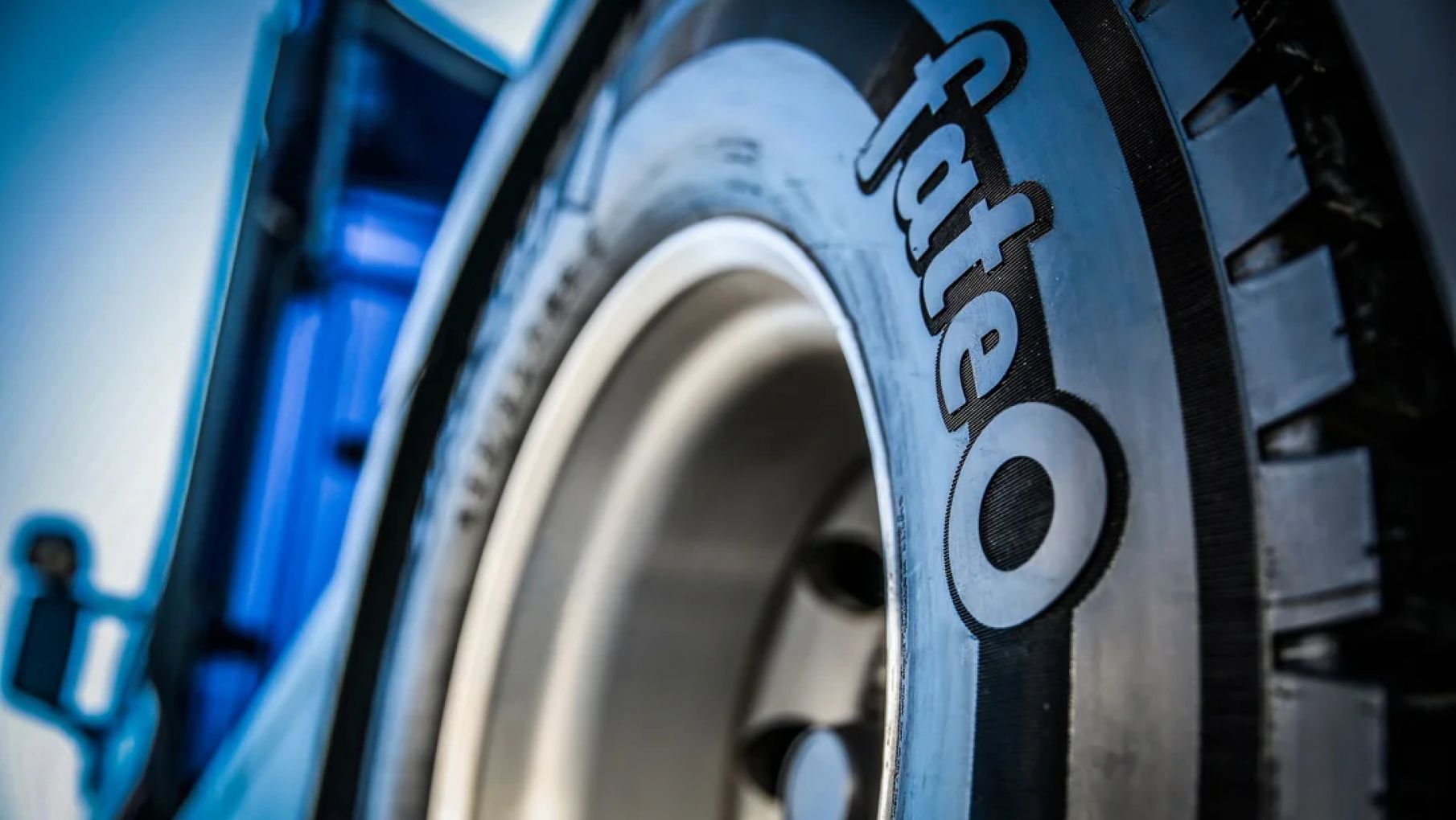 920 trabajadores en la calle: cierra la fábrica de neumáticos Fate