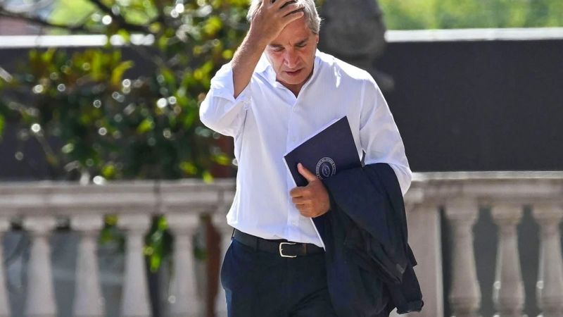 Test de deuda para Caputo: el Gobierno busca $7,2 billones para estirar plazos y secar la plaza