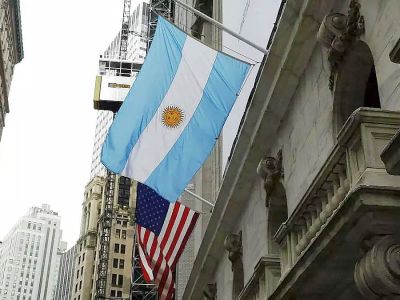 Bancos internacionales recomiendan desprenderse de bonos argentinos ante dudas sobre la economía