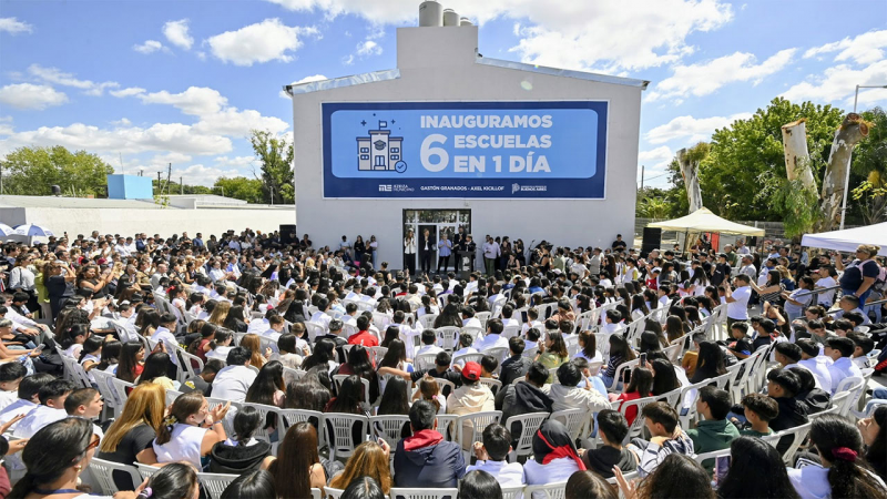 Kicillof inauguró seis escuelas en Ezeiza y volvió a marcar diferencias con Milei