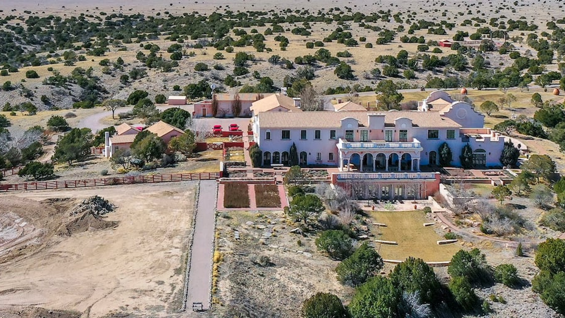 Investigadores registraron el rancho de Jeffrey Epstein en Nuevo México