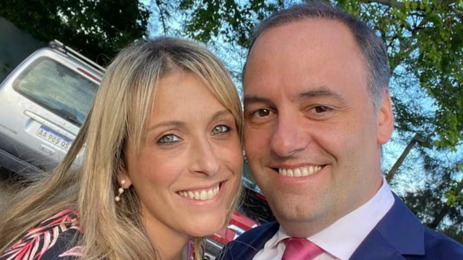 Denuncian que YPF y ARCA contrataron a la esposa de Adorni y crece la polémica