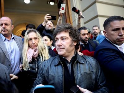 El búnker libertario por dentro: Entre el "fuego amigo" y la mística del 24 de marzo