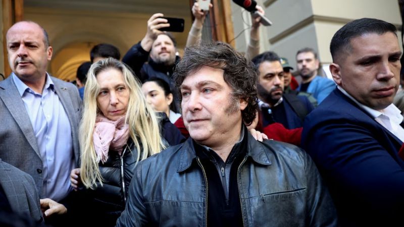 El búnker libertario por dentro: Entre el "fuego amigo" y la mística del 24 de marzo