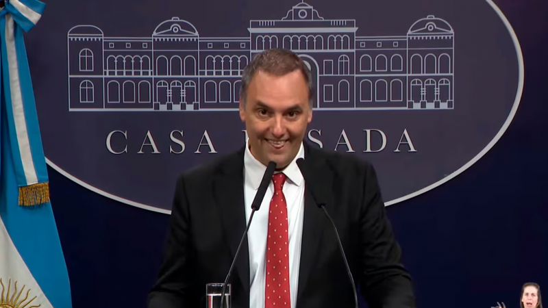 Cruce y malestar: terminó de forma abrupta la conferencia de Adorni tras una respuesta polémica