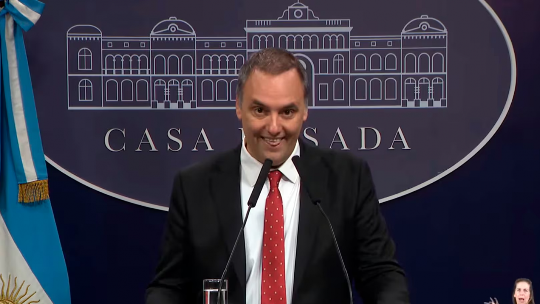 Cruce y malestar: terminó de forma abrupta la conferencia de Adorni tras una respuesta polémica