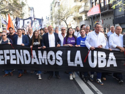 Docentes de la UBA protestan frente al domicilio de Adorni con una clase pública